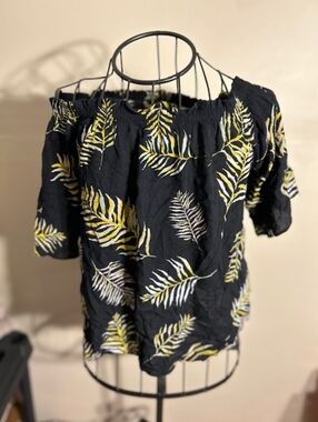 🌟 size medium casual  dress  shirt blouse womens top black flower floral